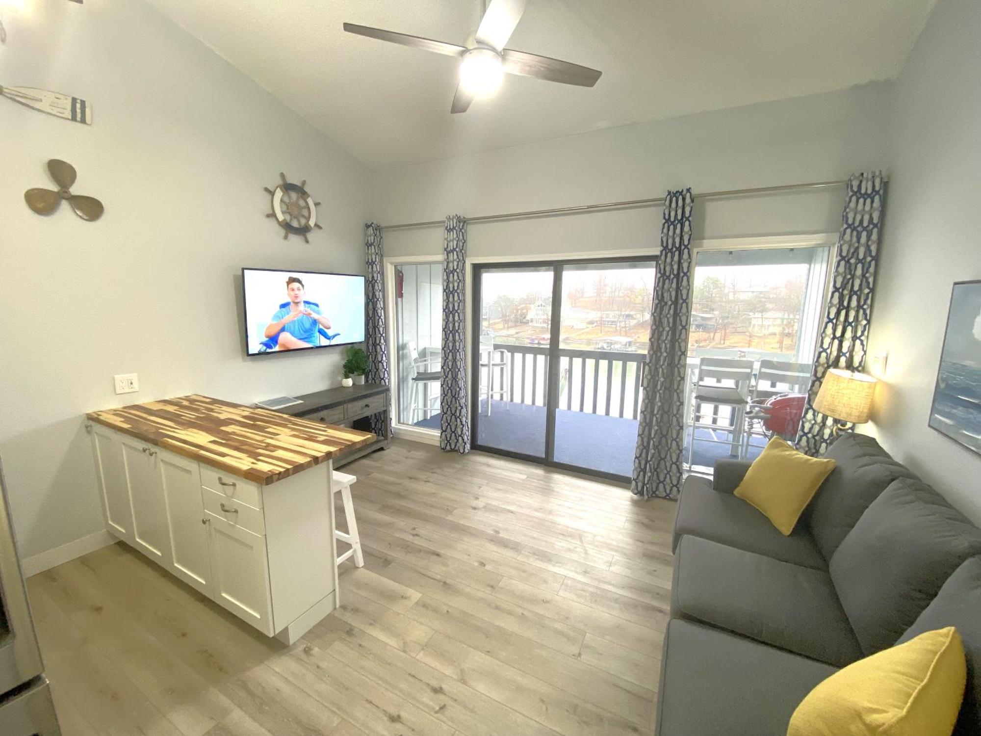 B Lakefront! Remodeled, Boat Slip, Patio Views, Pool, Boat Ramp, Wifi Osage Beach Bagian luar foto