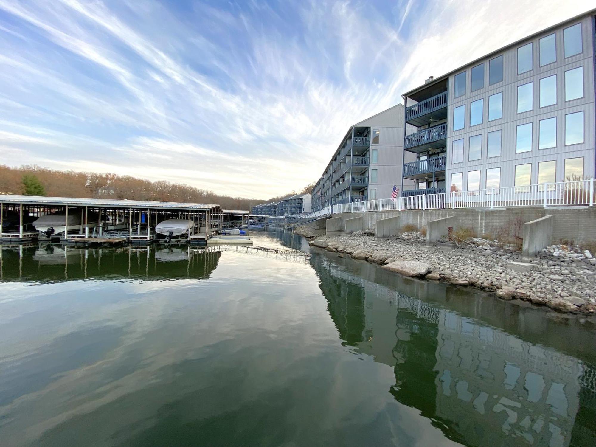 B Lakefront! Remodeled, Boat Slip, Patio Views, Pool, Boat Ramp, Wifi Osage Beach Bagian luar foto